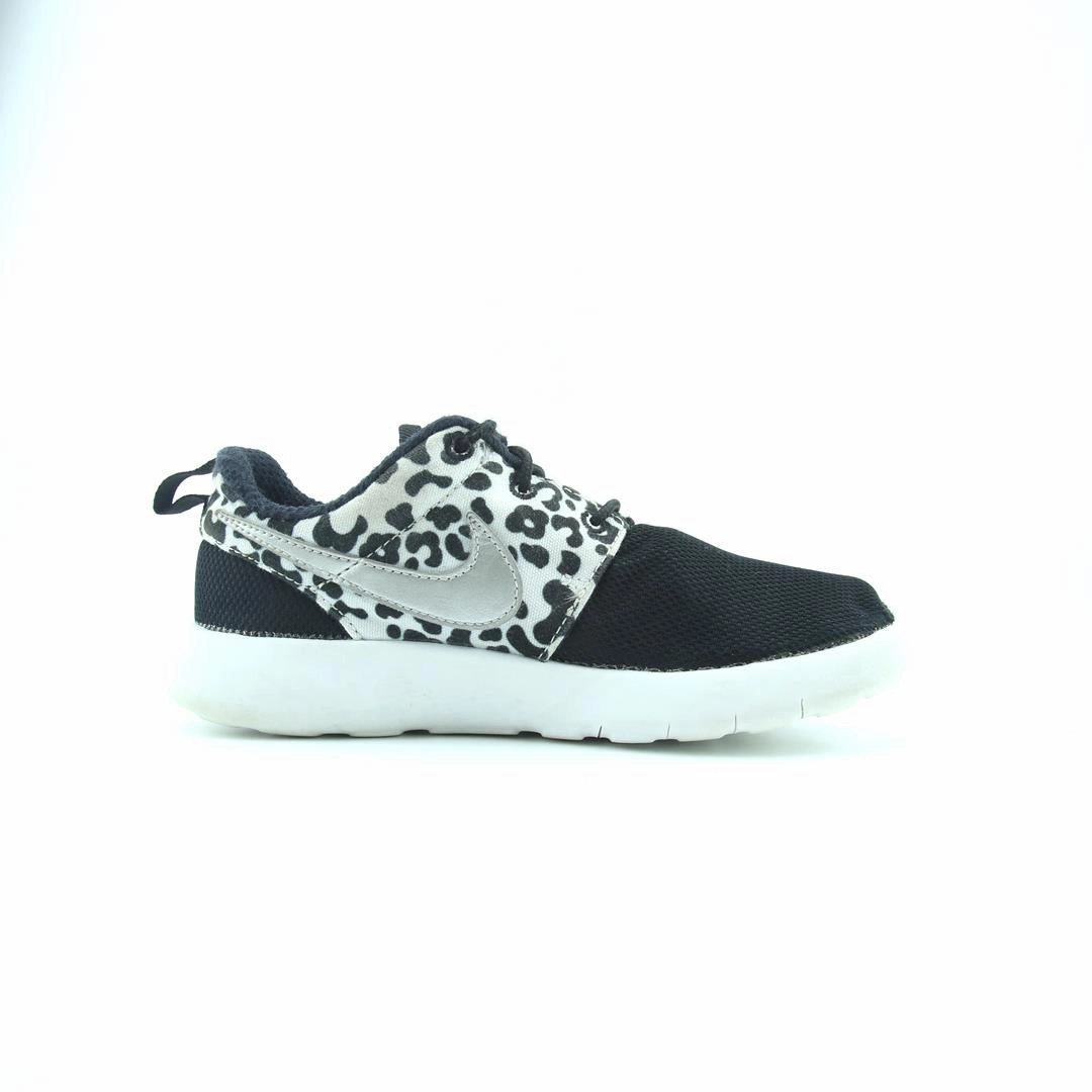 NIKE  ROSHE ONE Nike casual shoe imagery