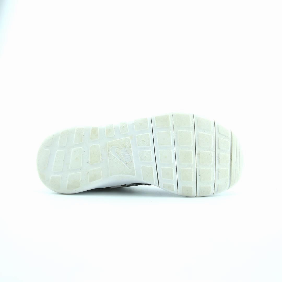 NIKE  ROSHE ONE Nike casual shoe imagery
