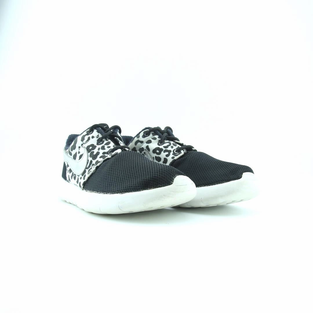 NIKE  ROSHE ONE Nike casual shoe imagery