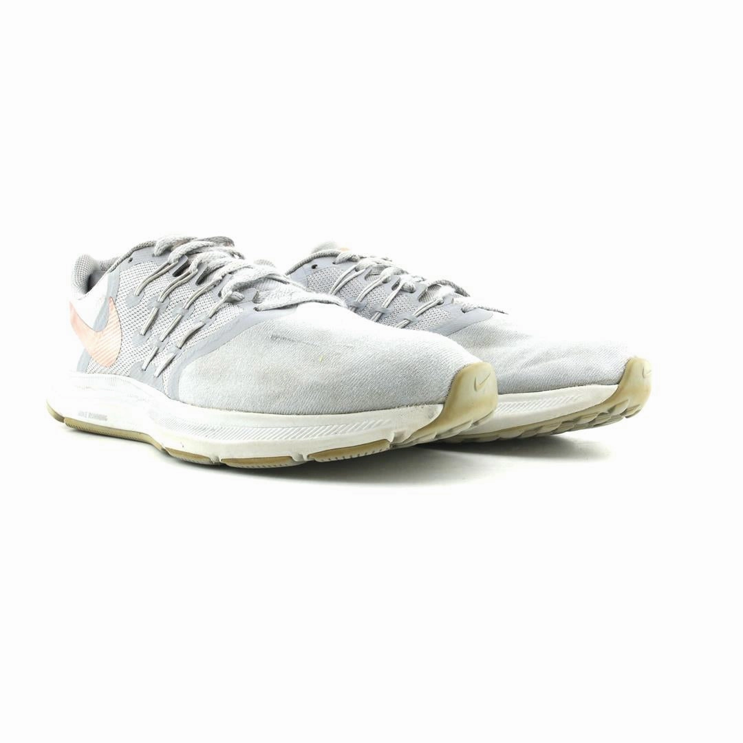 NIKE SWIFT RUN sleek Nike sneaker angles