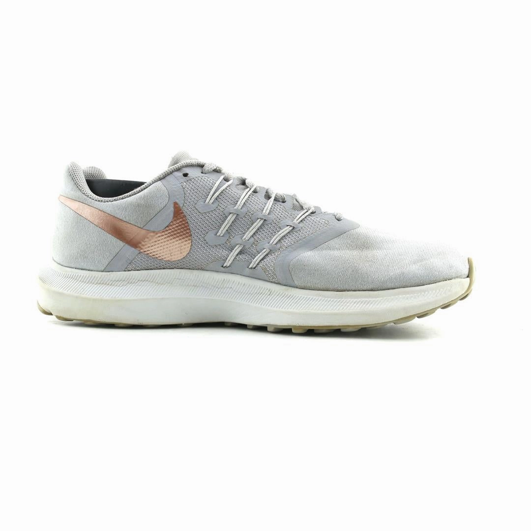 NIKE SWIFT RUN sleek Nike sneaker angles