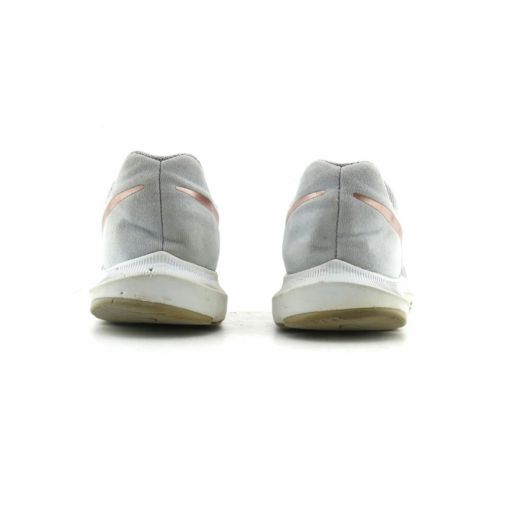 NIKE SWIFT RUN sleek Nike sneaker angles