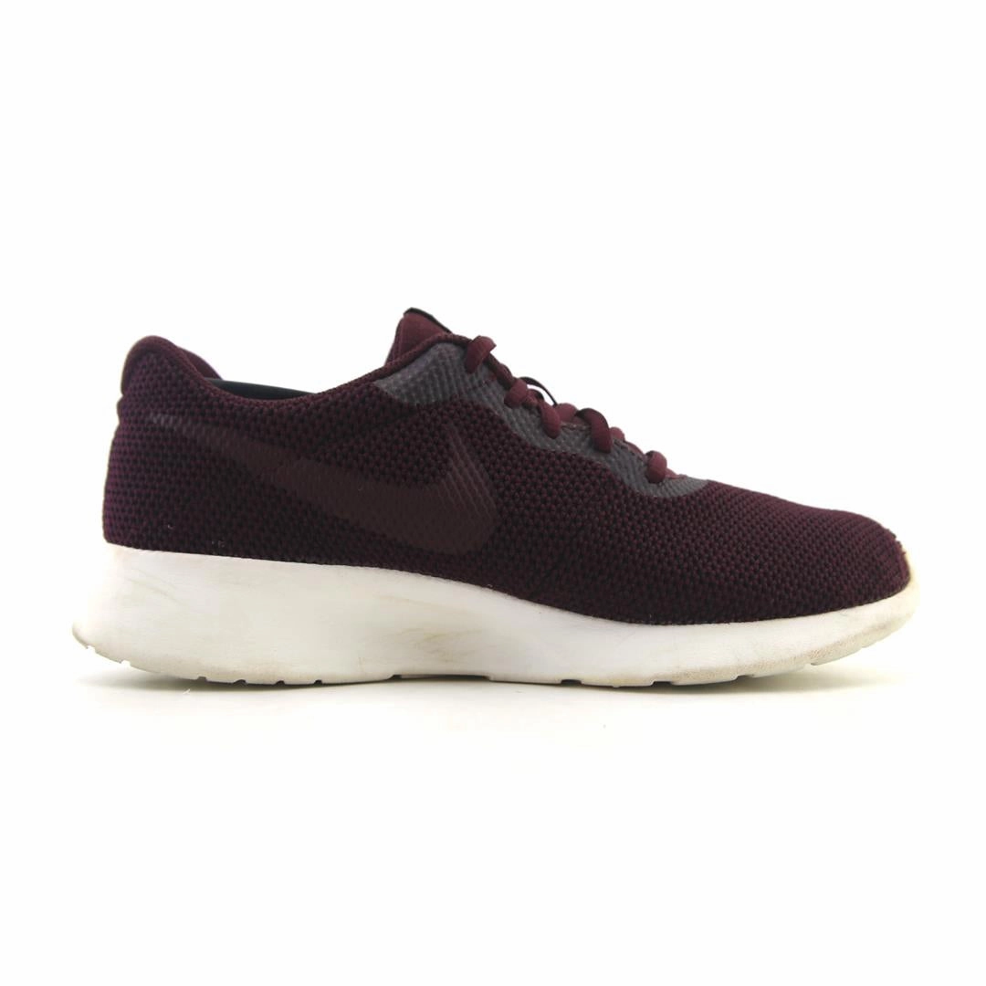 NIKE TANJUN SE vibrant Nike shoe colors