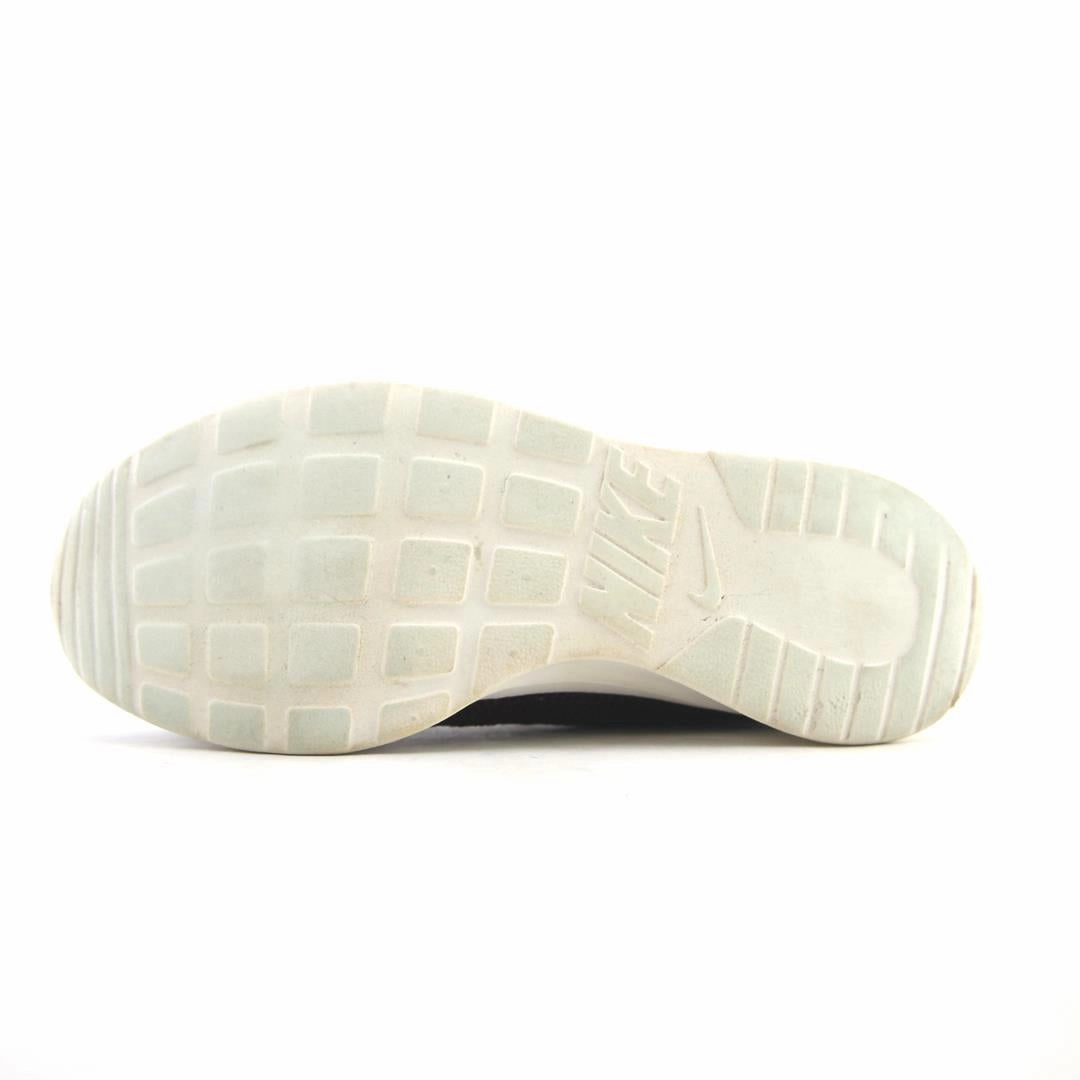 NIKE TANJUN SE vibrant Nike shoe colors