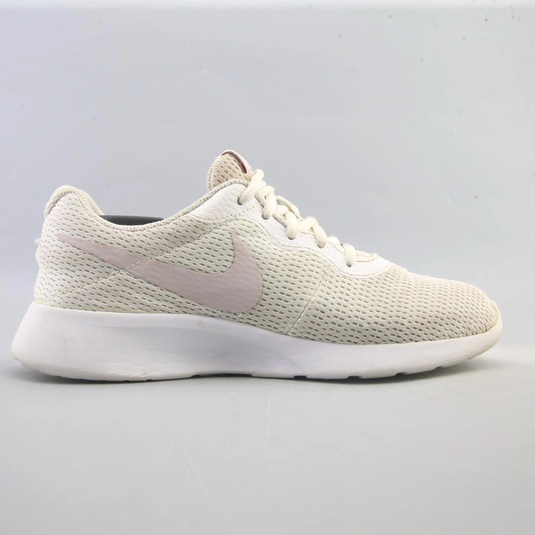 NIKE TANJUN vibrant Nike shoe colors