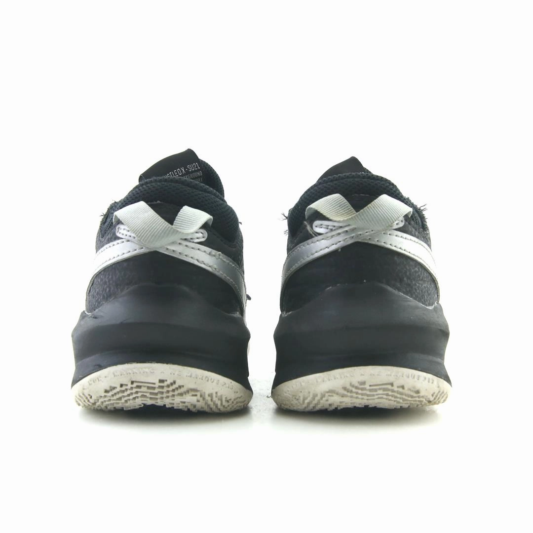 NIKE TEAM HUSTLE D 10 classic Nike shoe photos