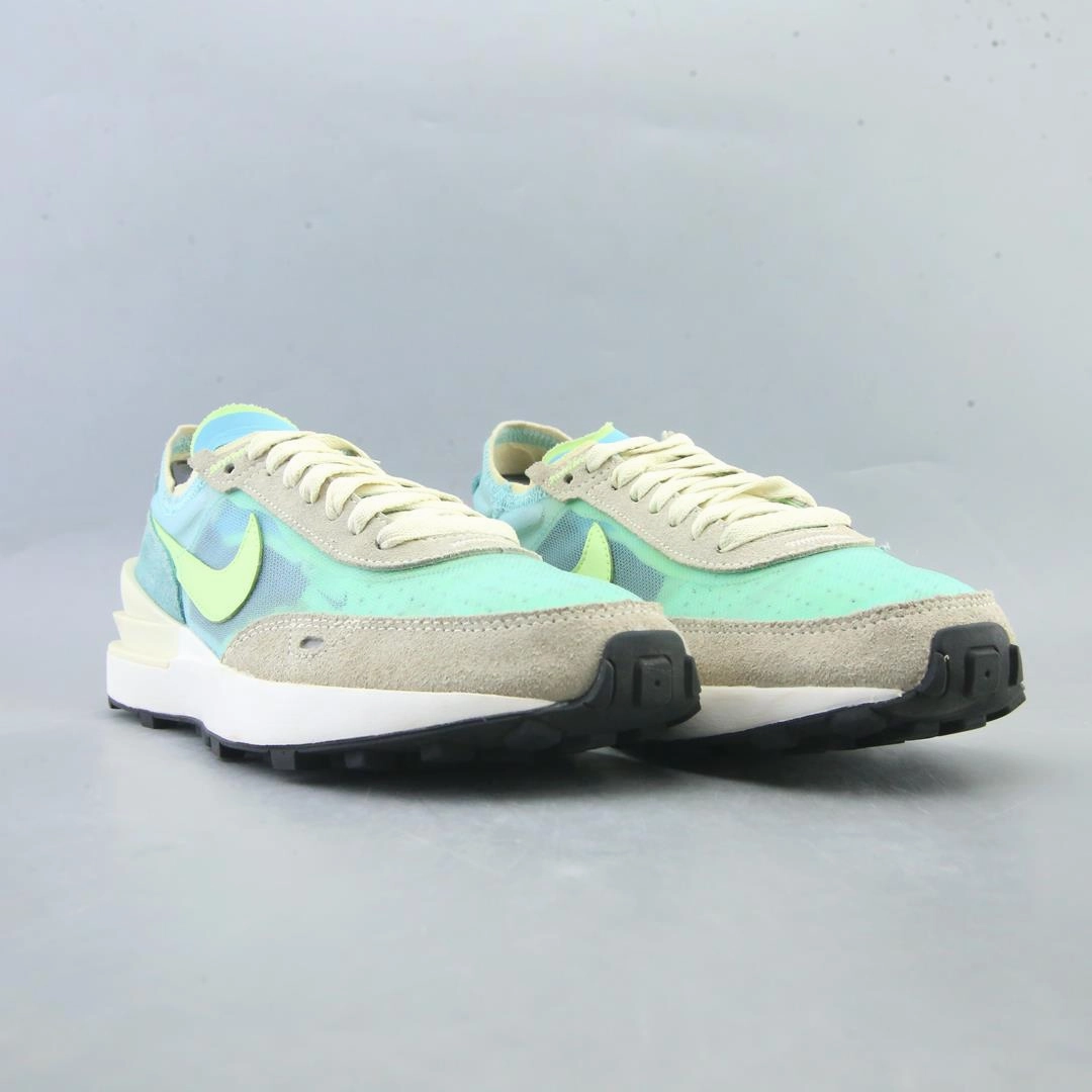 NIKE WAFFLE ONE Nike running shoe close-ups