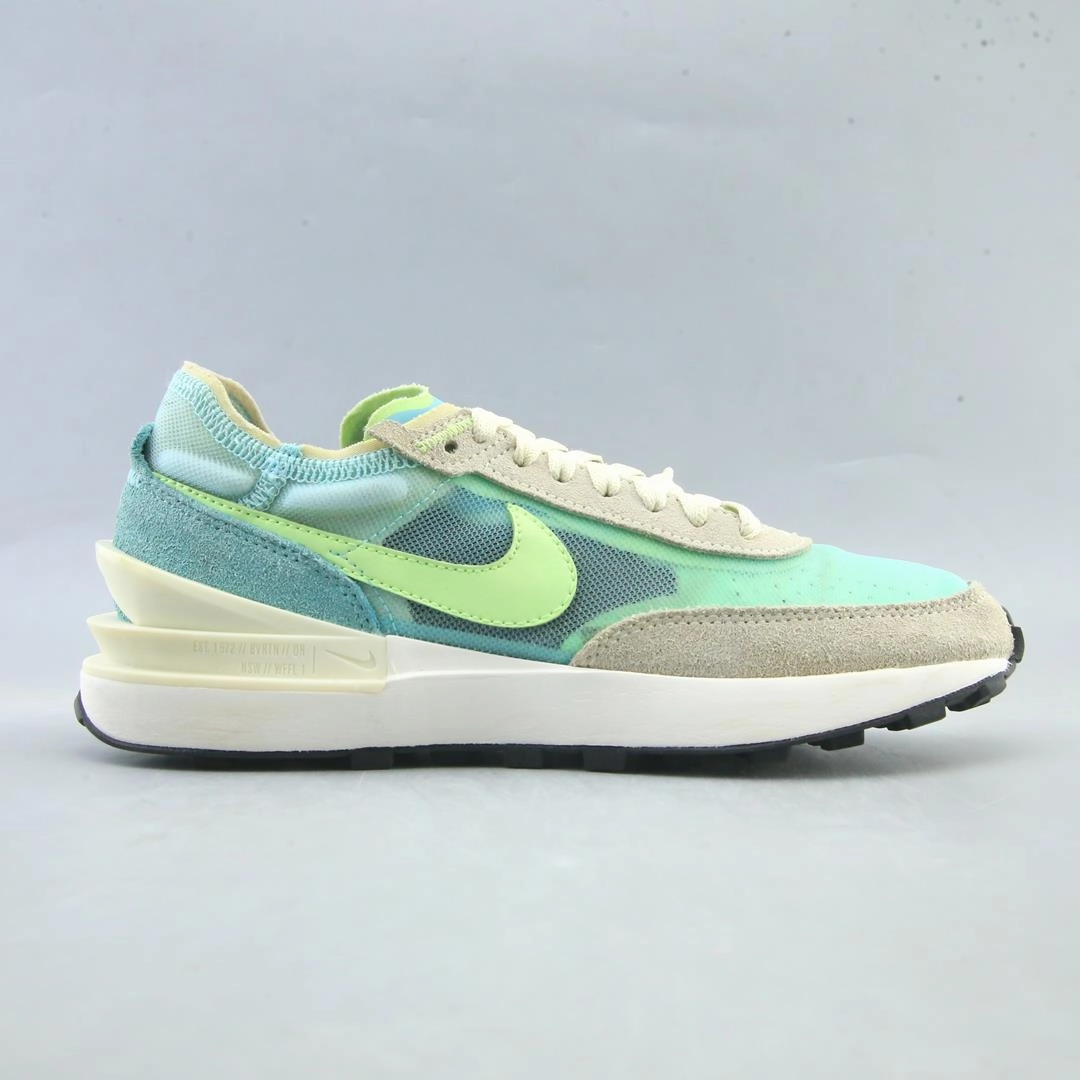 NIKE WAFFLE ONE Nike running shoe close-ups