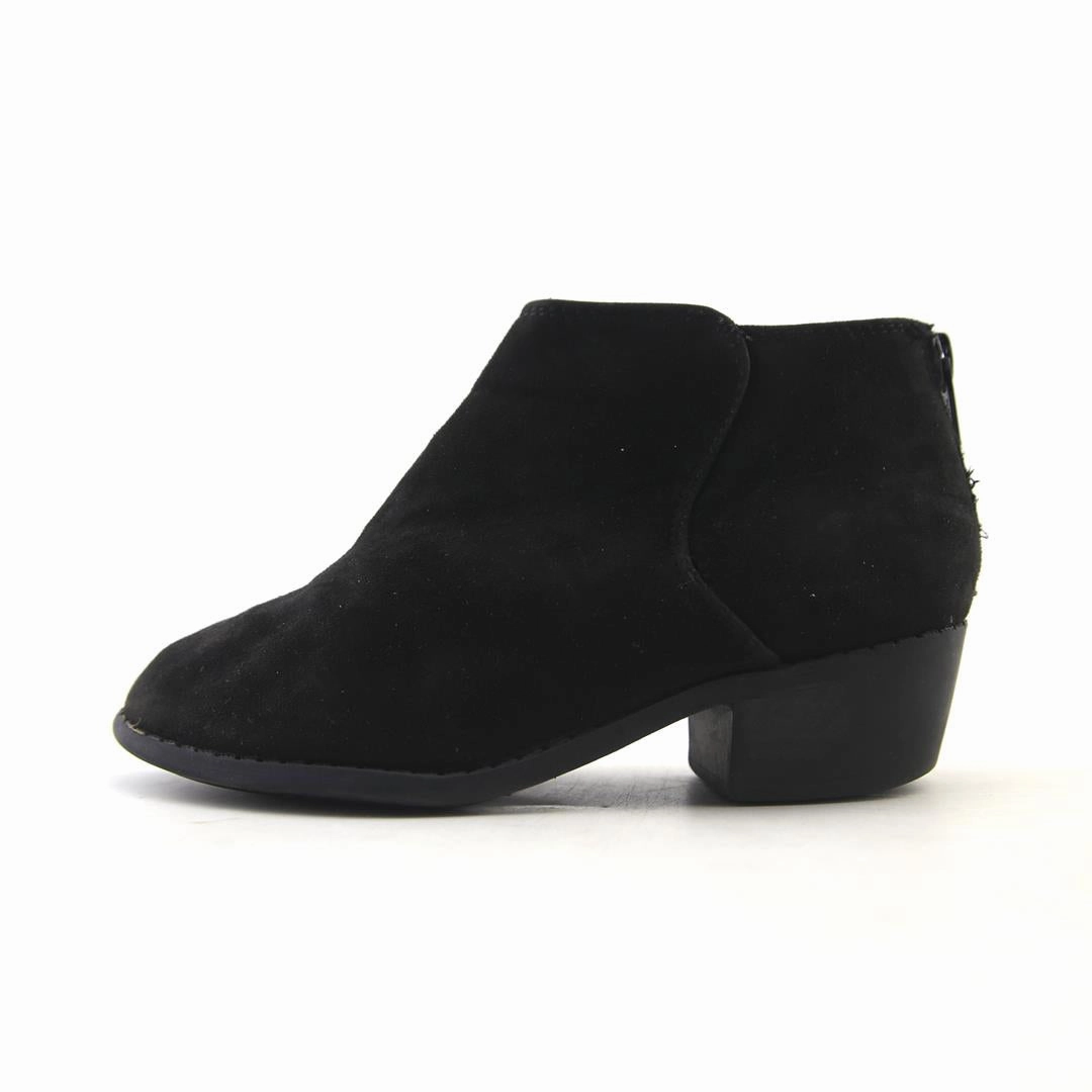 OLD NAVY . Old Navy versatile casual footwear