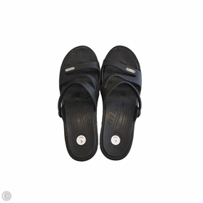 Sandals Flats By Crocs In Black, Size: 7 Crocs clogs with lightweight comfort