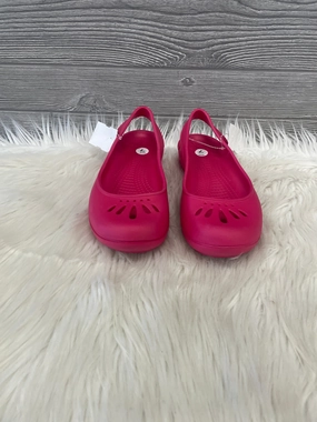 Sandals Flats By Crocs In Pink, Size: 7 Crocs clogs with lightweight comfort