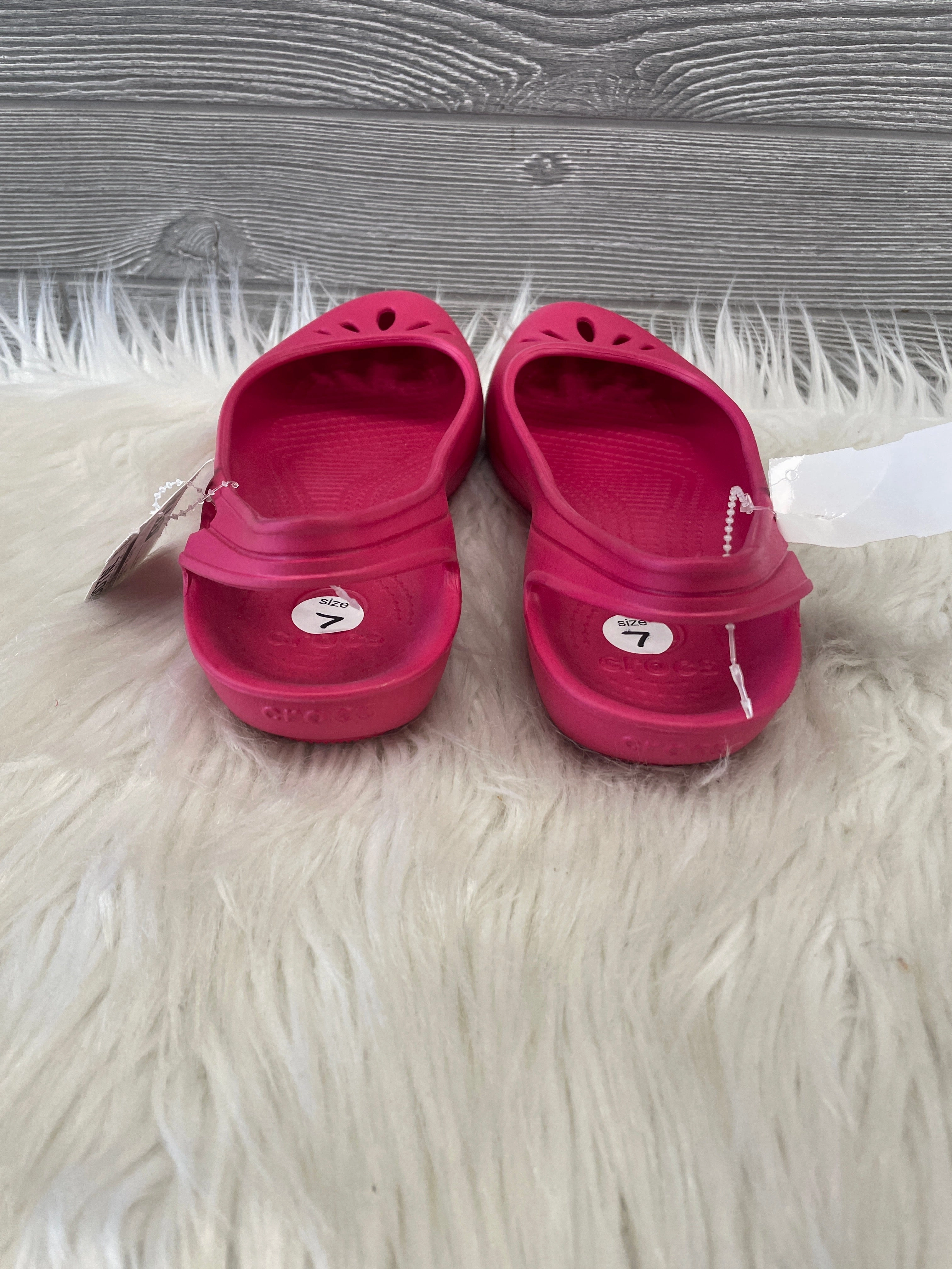 Sandals Flats By Crocs In Pink, Size: 7 Lightweight Clogs