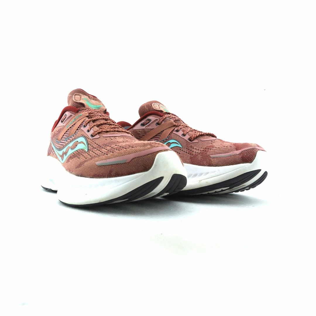 SAUCONY GUIDE 16 Saucony running shoe close-ups