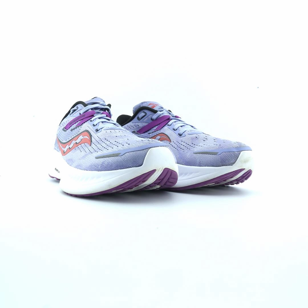 SAUCONY GUIDE 16 Saucony running shoe close-ups