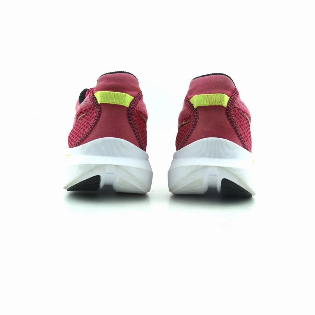 SAUCONY KINVARA 14 Saucony running shoe close-ups
