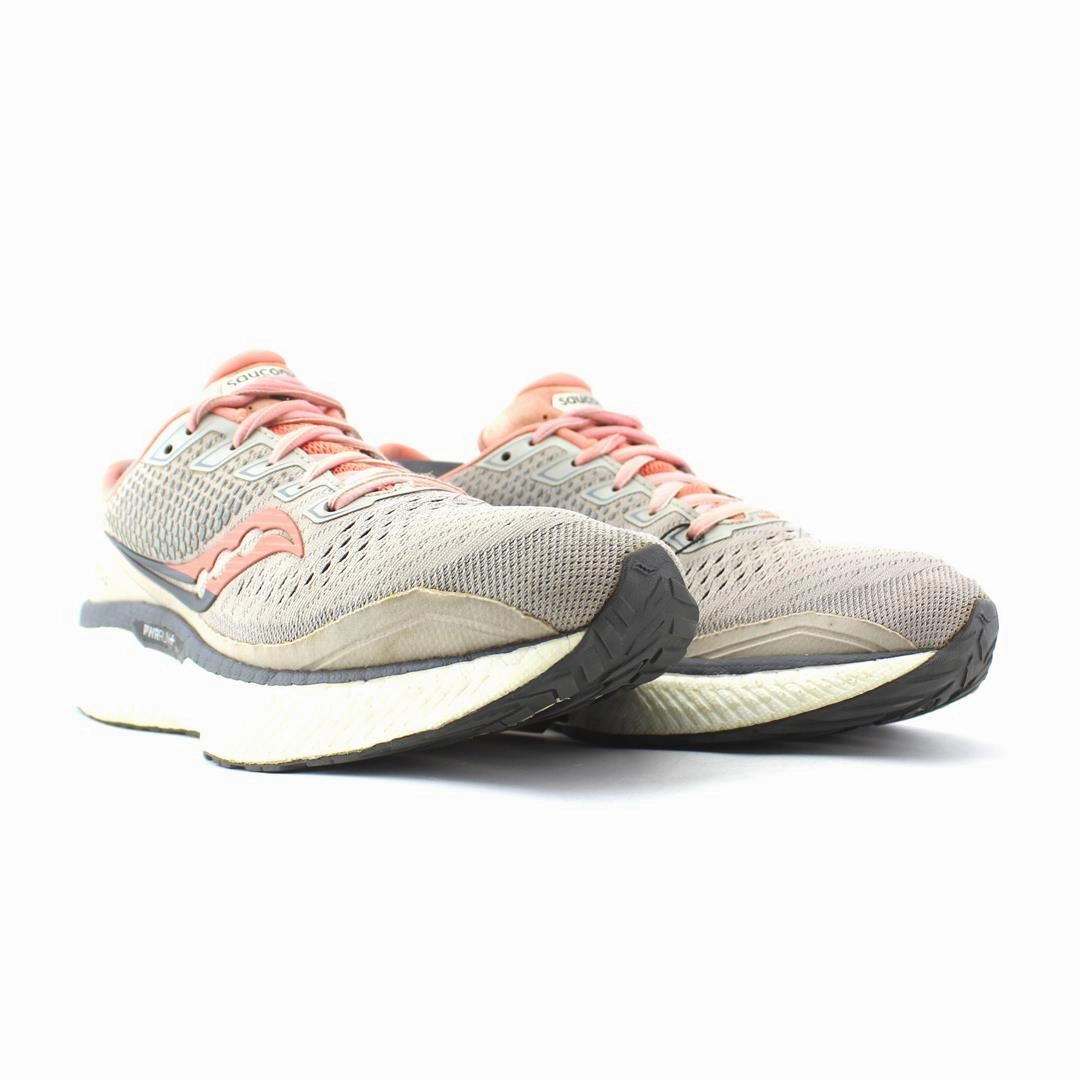 SAUCONY  TRIUMPH 18 Saucony casual footwear looks