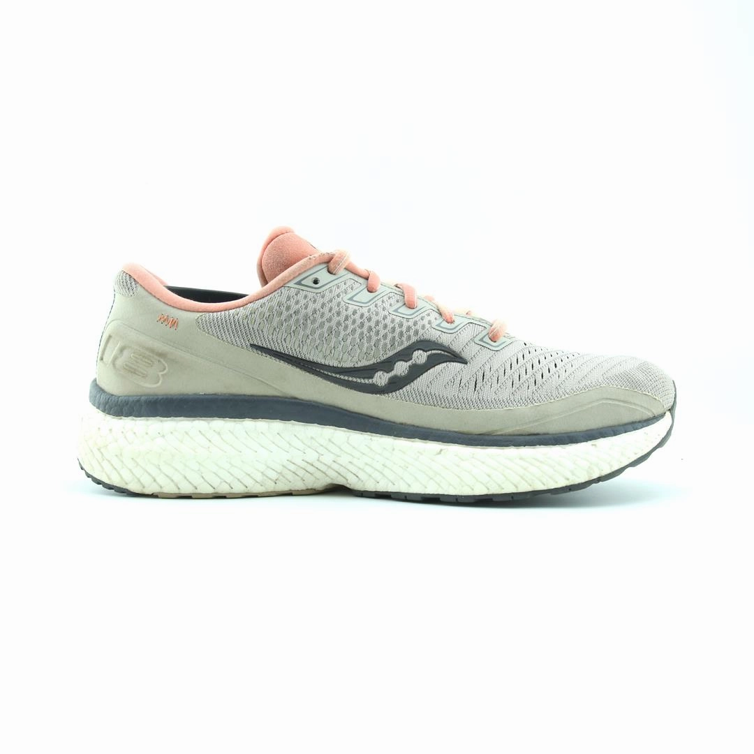 SAUCONY TRIUMPH 18 Saucony sport shoe imagery