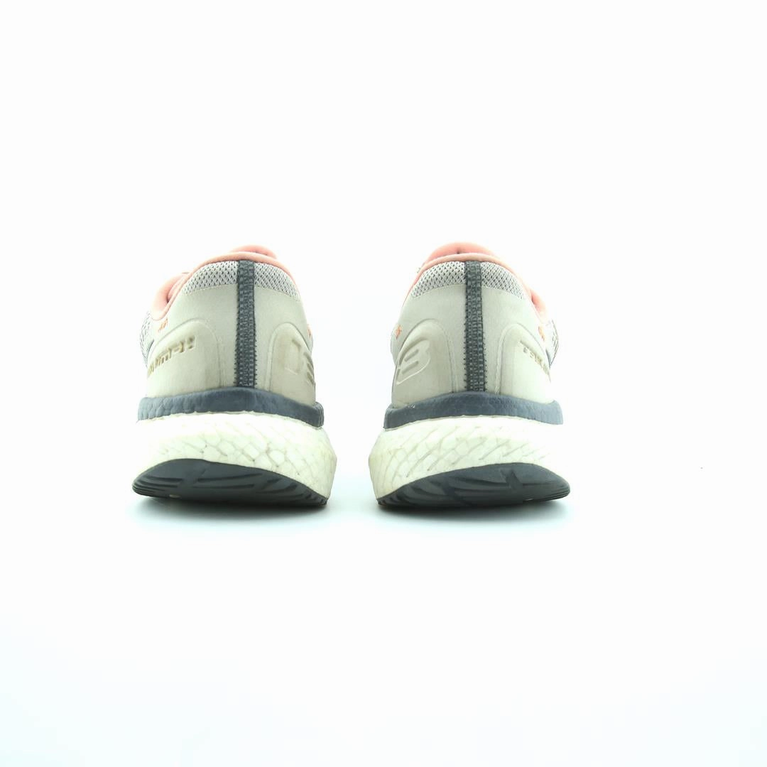 SAUCONY TRIUMPH 18 Saucony sport shoe imagery