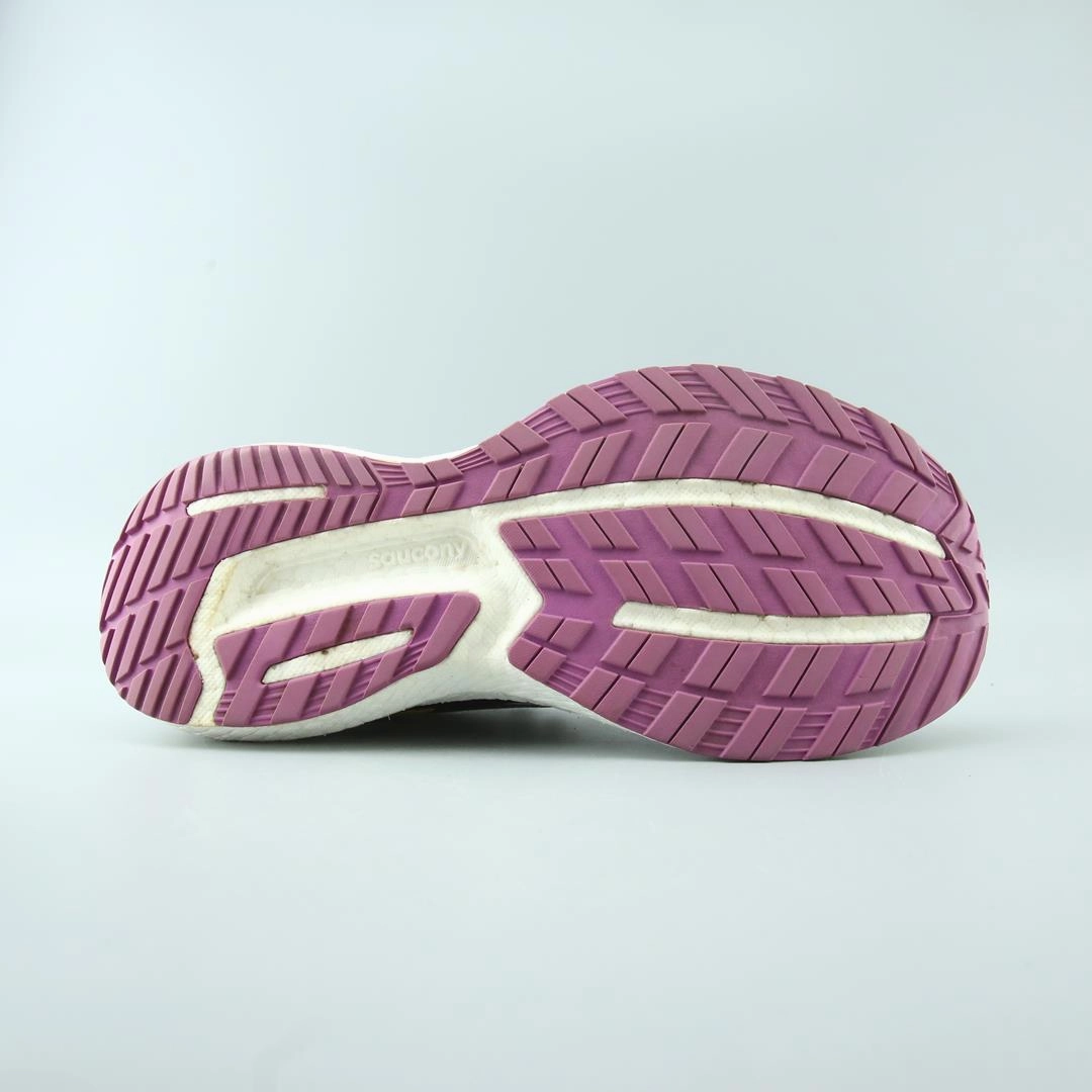 SAUCONY TRIUMPH 19 Saucony running shoe close-ups