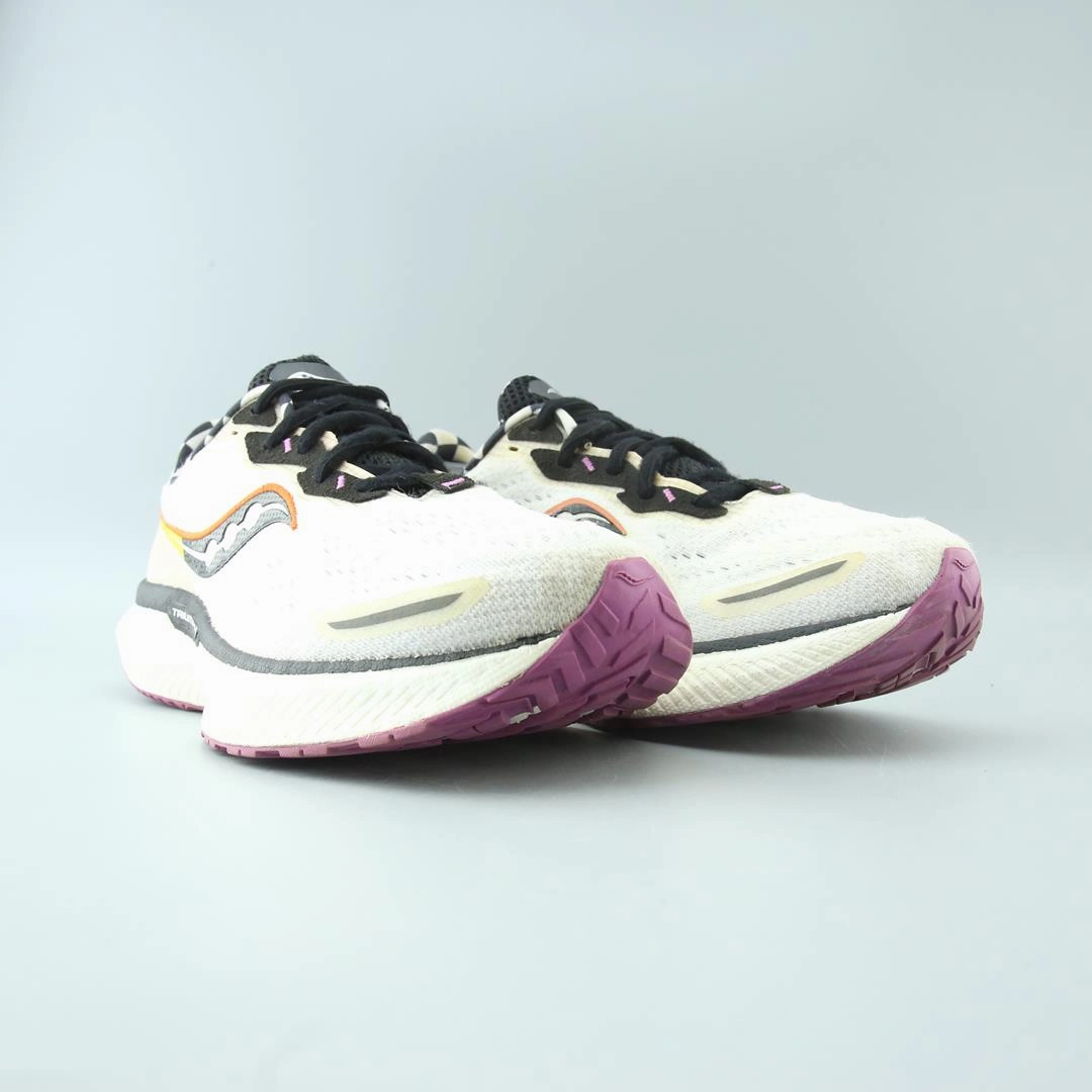 SAUCONY TRIUMPH 19 Saucony running shoe close-ups