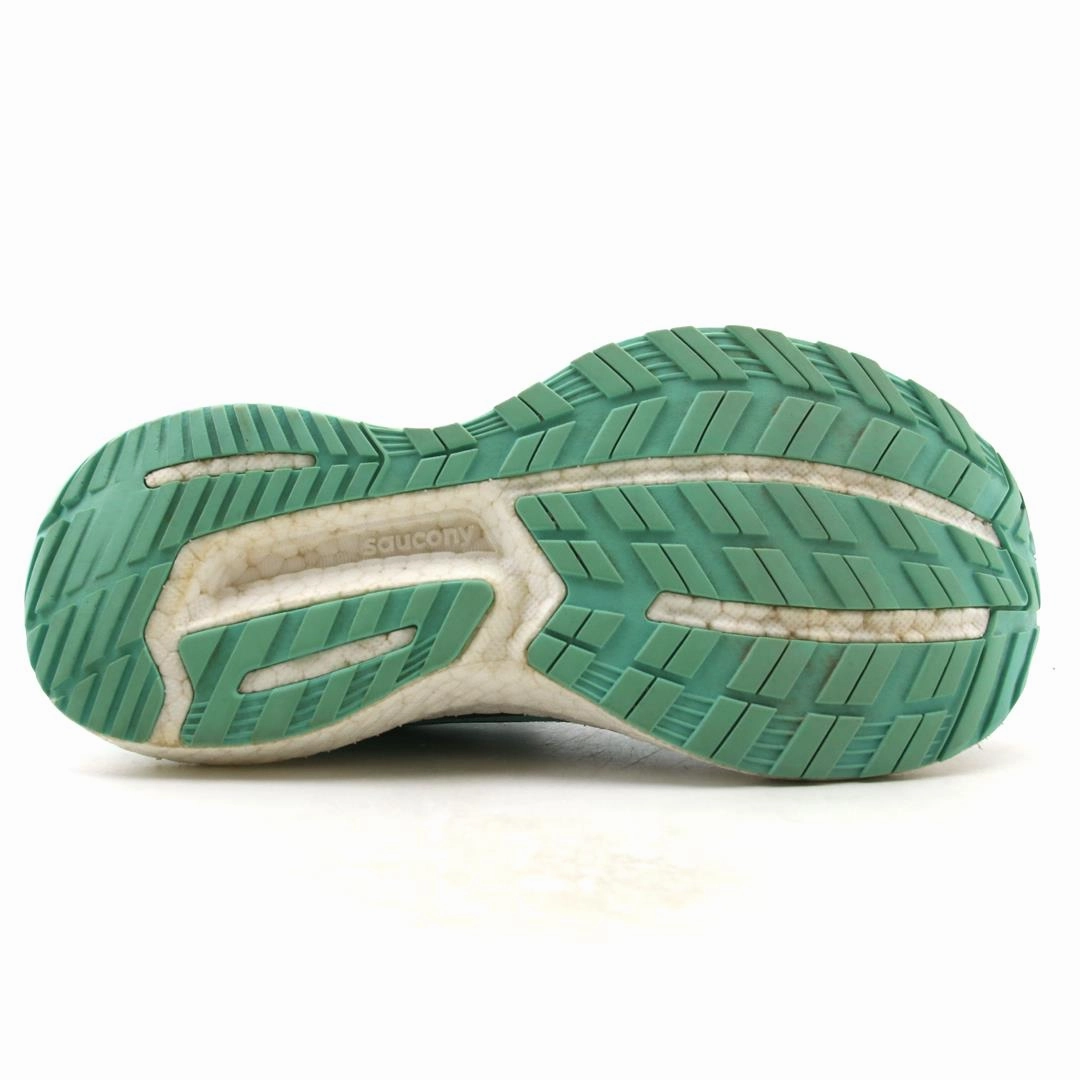 SAUCONY TRIUMPH 19 Saucony running shoe close-ups