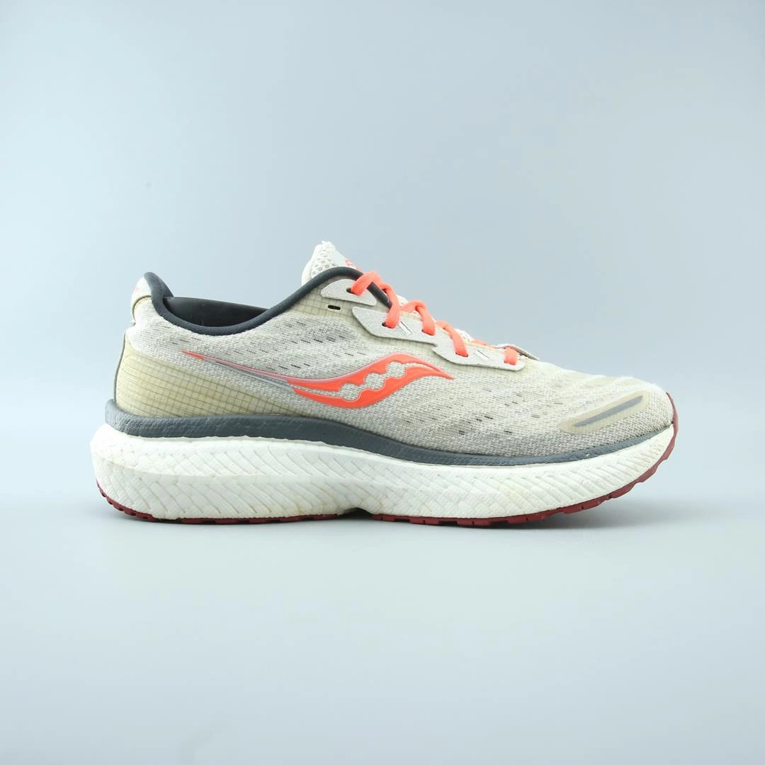 SAUCONY TRIUMPH 19 Saucony running shoe close-ups
