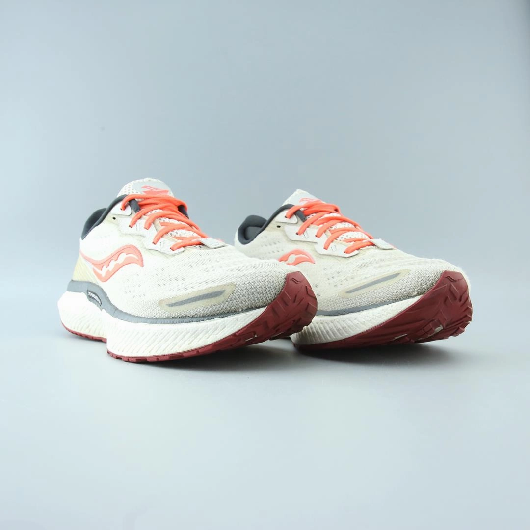 SAUCONY TRIUMPH 19 Saucony running shoe close-ups