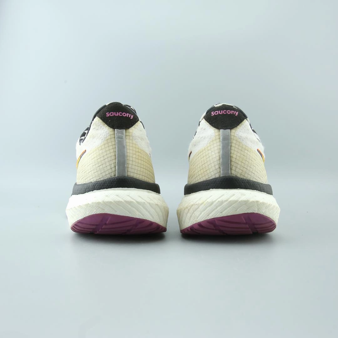 SAUCONY TRIUMPH 19 Saucony running shoe close-ups