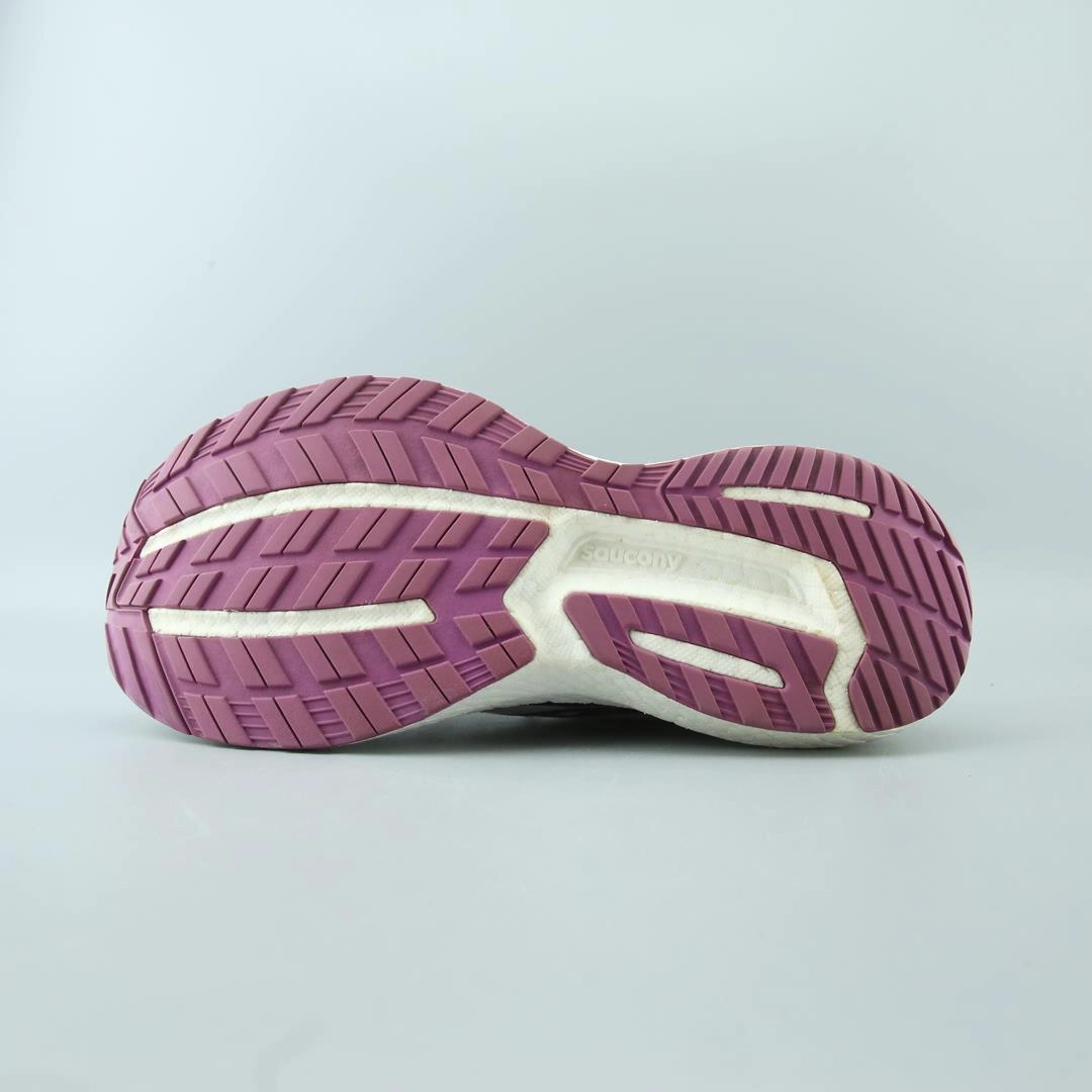 SAUCONY TRIUMPH 19 Saucony running shoe close-ups