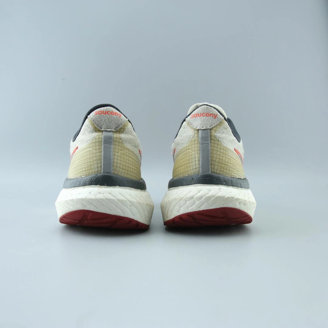 SAUCONY TRIUMPH 19 Saucony running shoe close-ups