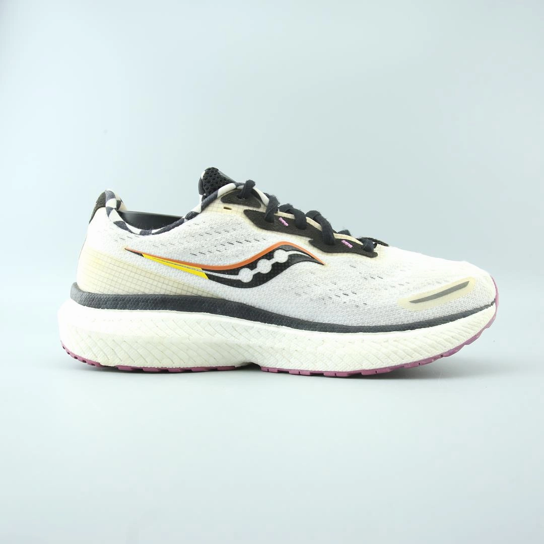 SAUCONY TRIUMPH 19 Saucony running shoe close-ups