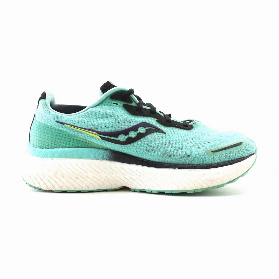 SAUCONY TRIUMPH 19 Saucony running shoe close-ups