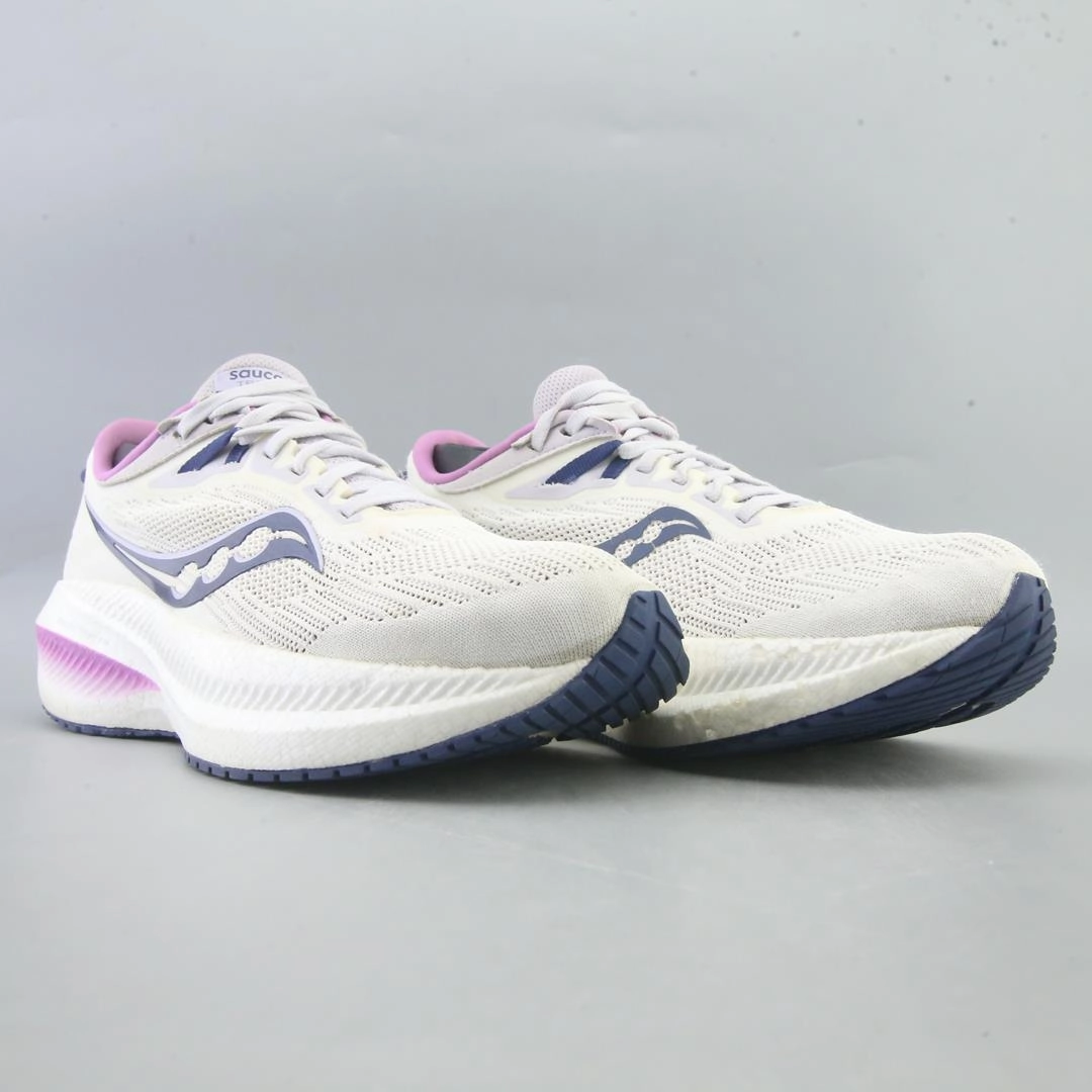 SAUCONY TRIUMPH 21 Saucony running shoe close-ups