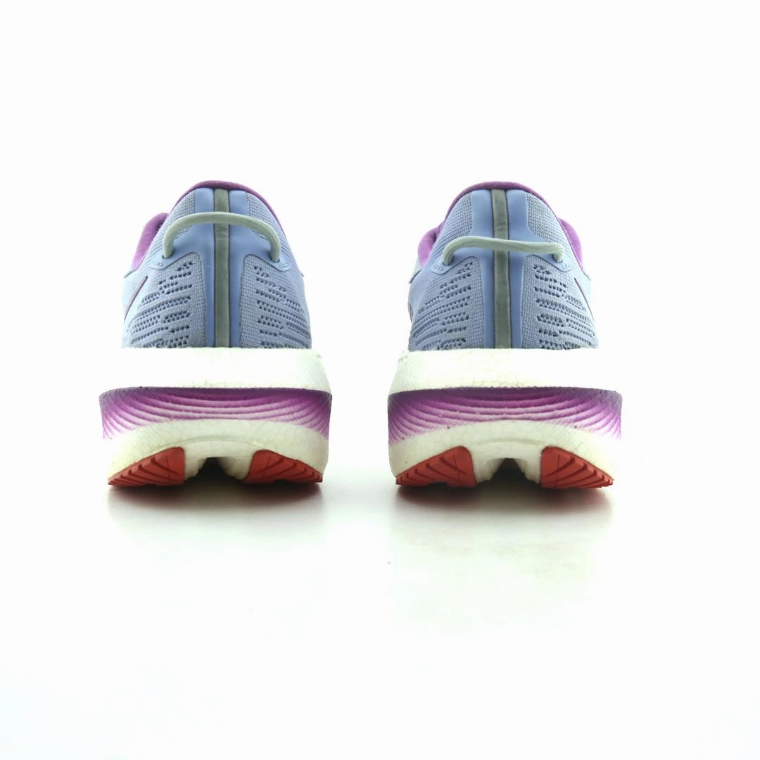 SAUCONY TRIUMPH 21 Saucony running shoe close-ups