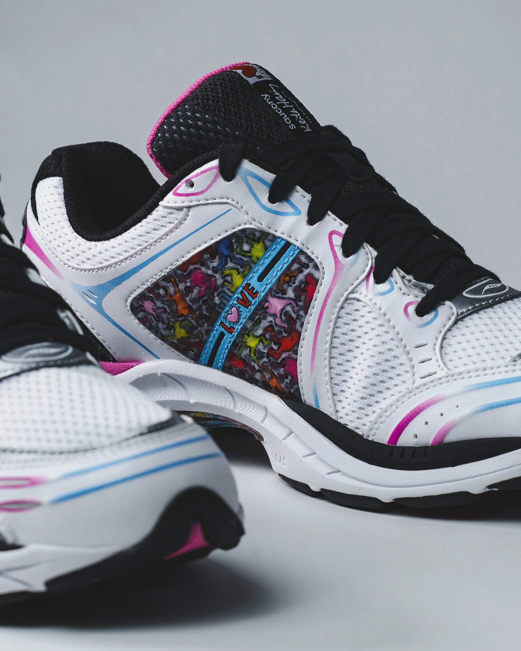 Saucony x Keith Haring Men ProGrid Triumph 4 White Multi S70974-1 Saucony high-speed running shoes