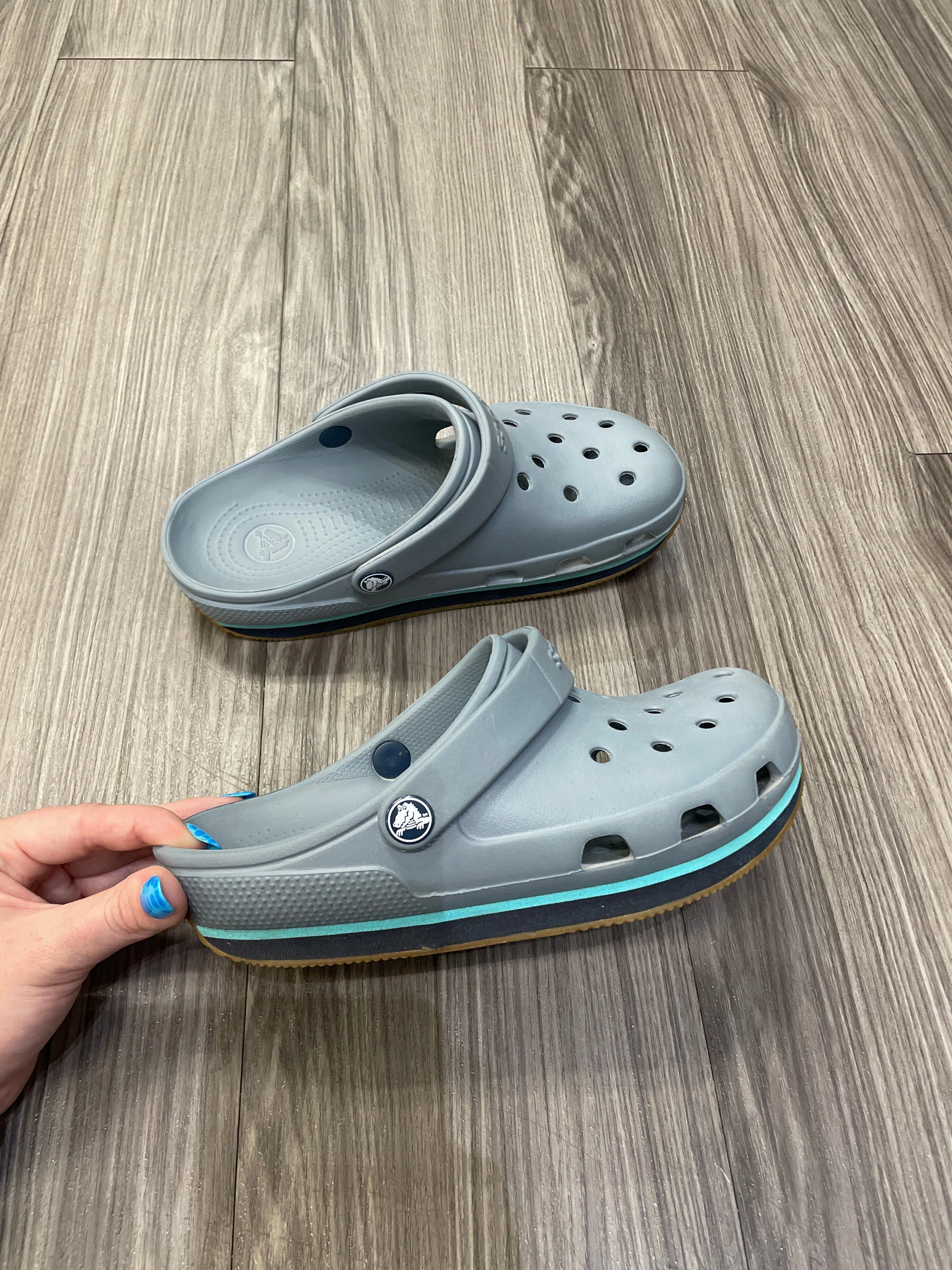 Shoes Athletic By Crocs In Blue, Size: 5 Lightweight Clogs