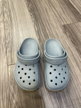 Shoes Athletic By Crocs In Blue, Size: 5 Crocs clogs with lightweight comfort