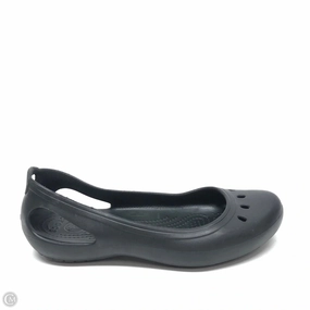 Shoes Flats By Crocs In Black, Size: 10 Crocs clogs with lightweight comfort