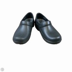 Shoes Flats By Crocs In Black, Size: 6 Crocs clogs with lightweight comfort