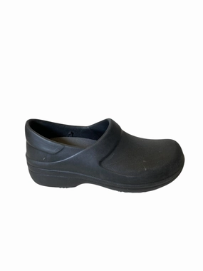 Shoes Flats By Crocs In Black, Size: 6 Crocs clogs with lightweight comfort