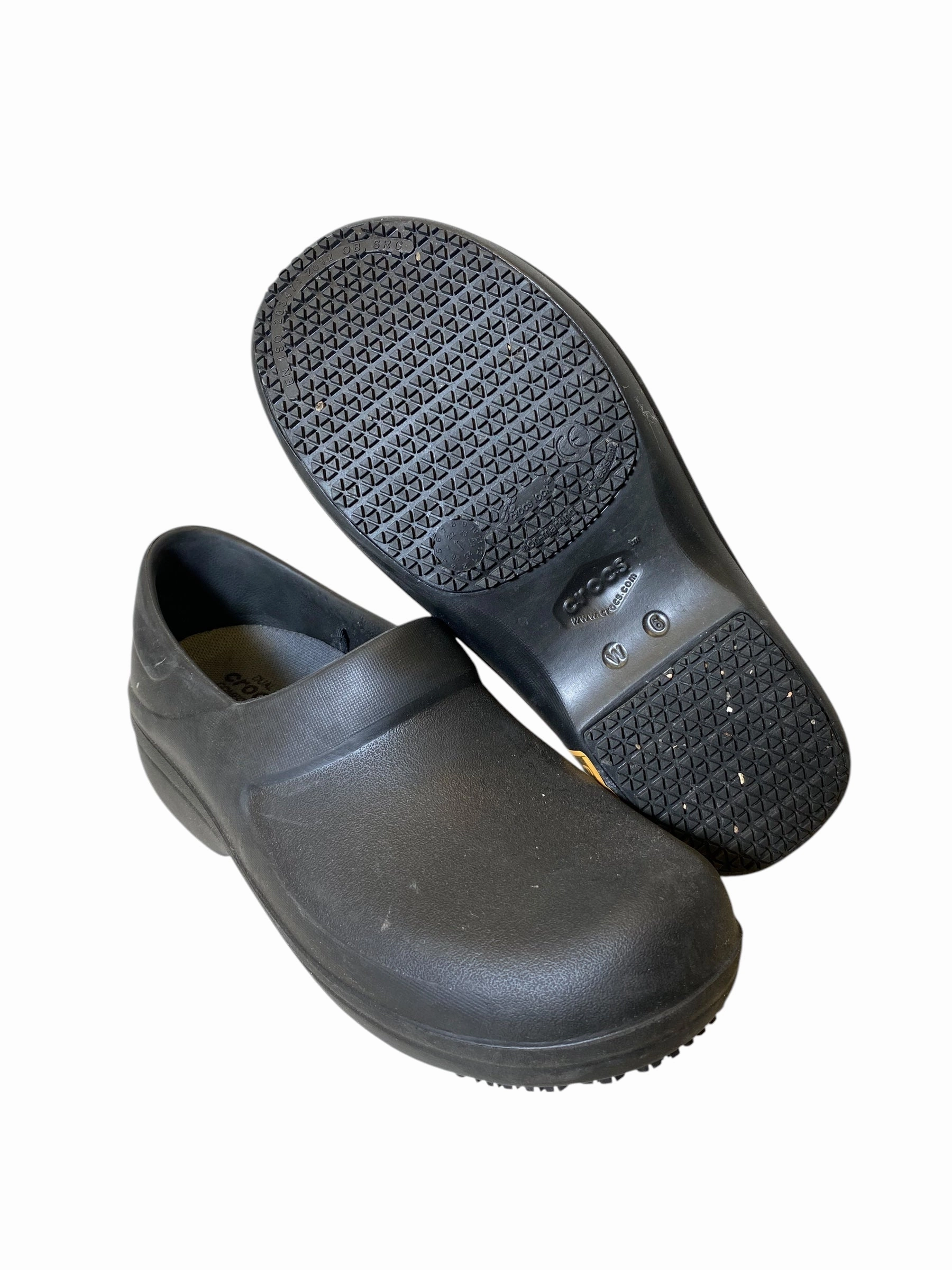 Shoes Flats By Crocs In Black, Size: 6 Lightweight Clogs