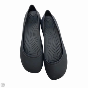 Shoes Flats By Crocs In Black, Size: 8 Crocs clogs with lightweight comfort