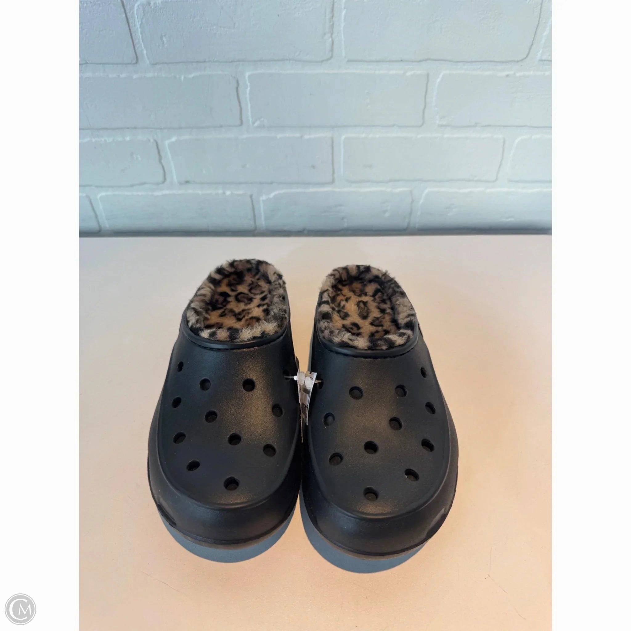 Shoes Flats By Crocs In Black, Size: 8 Crocs clogs with lightweight comfort