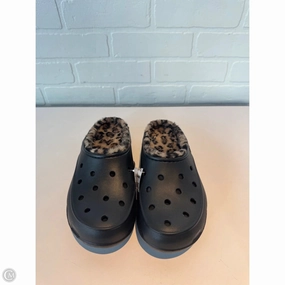 Shoes Flats By Crocs In Black, Size: 8 Crocs clogs with lightweight comfort