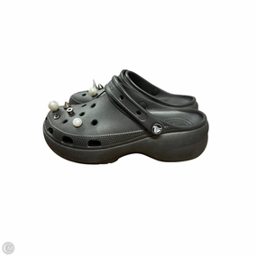 Shoes Flats By Crocs In Black, Size: 8 Crocs clogs with lightweight comfort