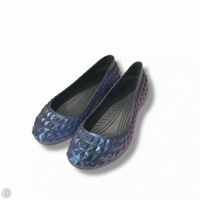 Shoes Flats By Crocs In Blue, Size: 9 Crocs clogs with lightweight comfort