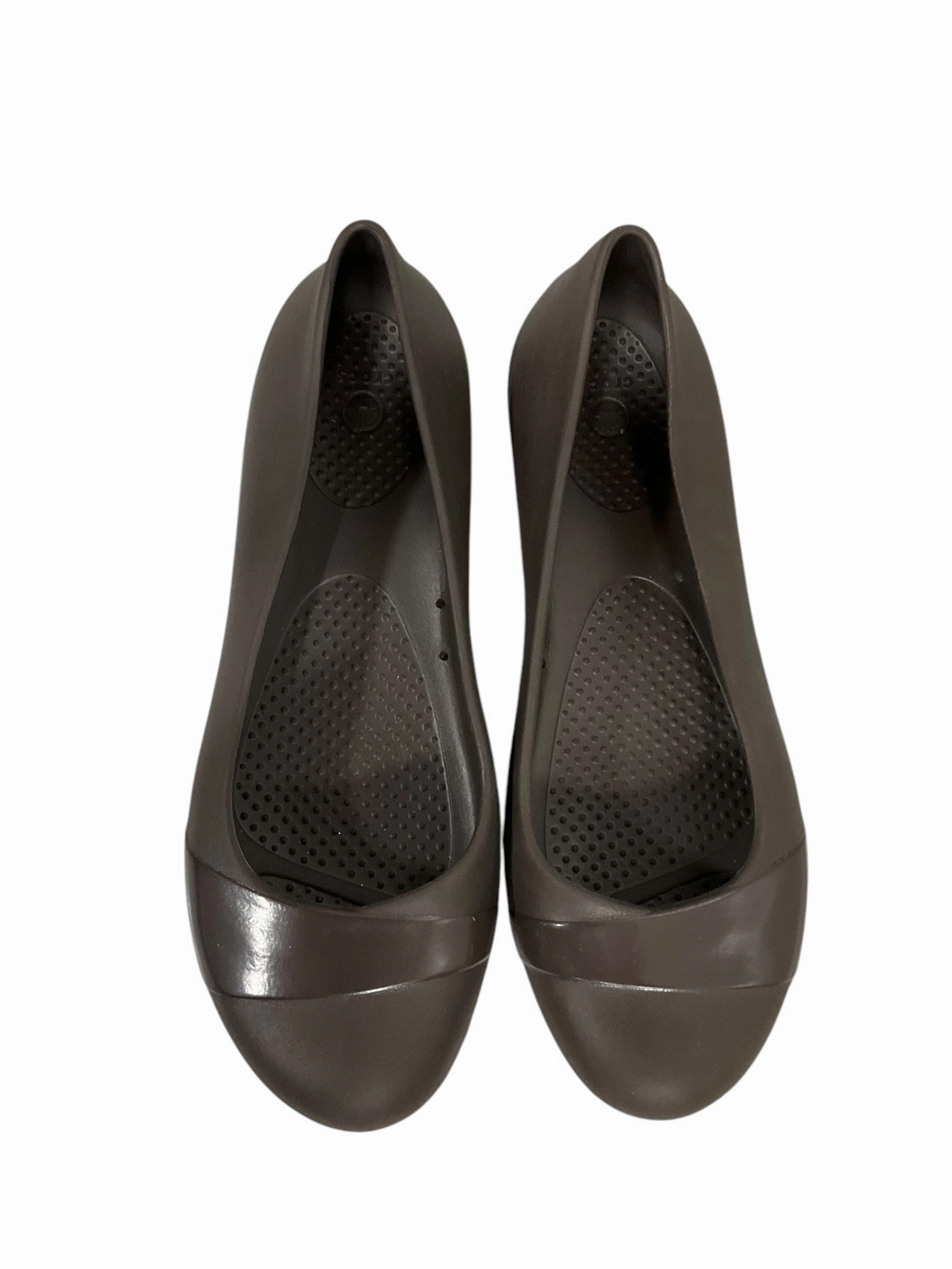 Shoes Flats By Crocs In Brown, Size: 7 Lightweight Clogs