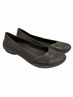 Shoes Flats By Crocs In Brown, Size: 7 Crocs clogs with lightweight comfort