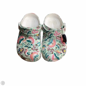 Shoes Flats By Crocs In Green, Size: 6 Crocs clogs with lightweight comfort