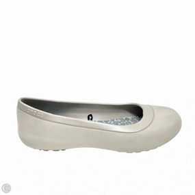 Shoes Flats By Crocs In Grey, Size: 6 Crocs clogs with lightweight comfort